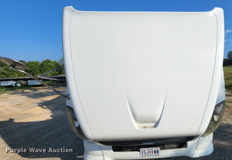 image for item MK9054 2005 Volvo VNL  semi truck