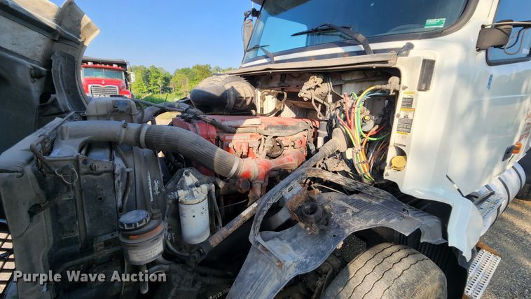 image for item MK9054 2005 Volvo VNL  semi truck