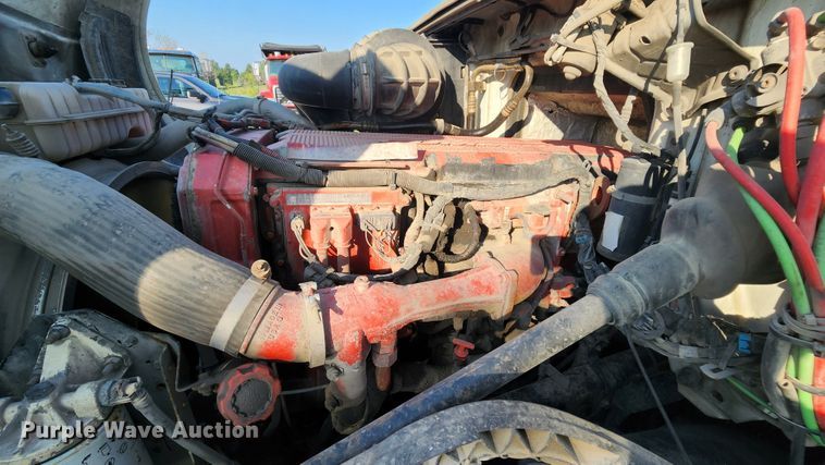 image for item MK9054 2005 Volvo VNL  semi truck