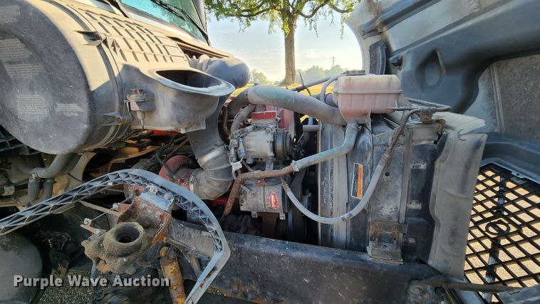 image for item MK9054 2005 Volvo VNL  semi truck