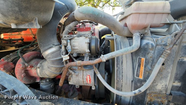 image for item MK9054 2005 Volvo VNL  semi truck