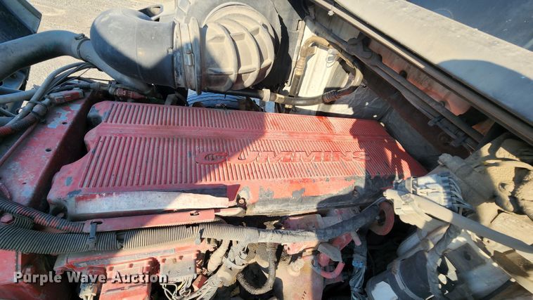 image for item MK9054 2005 Volvo VNL  semi truck