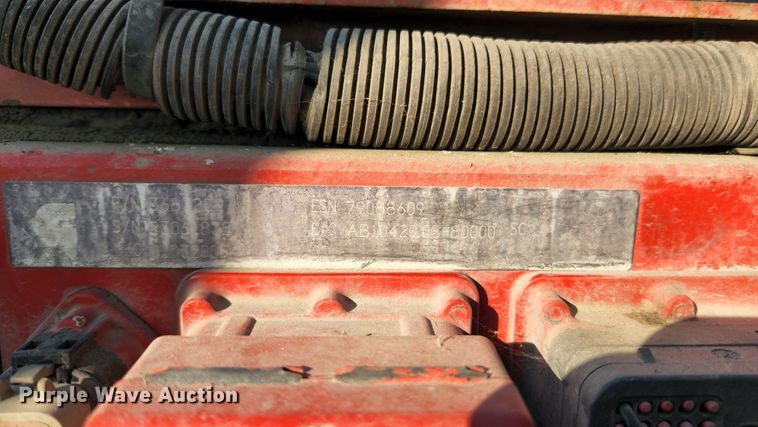 image for item MK9054 2005 Volvo VNL  semi truck