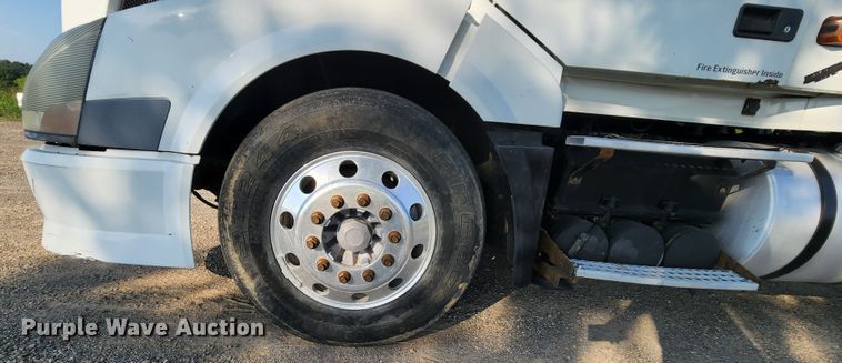 image for item MK9054 2005 Volvo VNL  semi truck