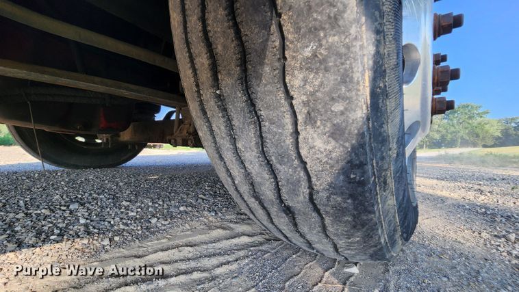 image for item MK9054 2005 Volvo VNL  semi truck