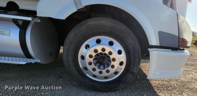 image for item MK9054 2005 Volvo VNL  semi truck