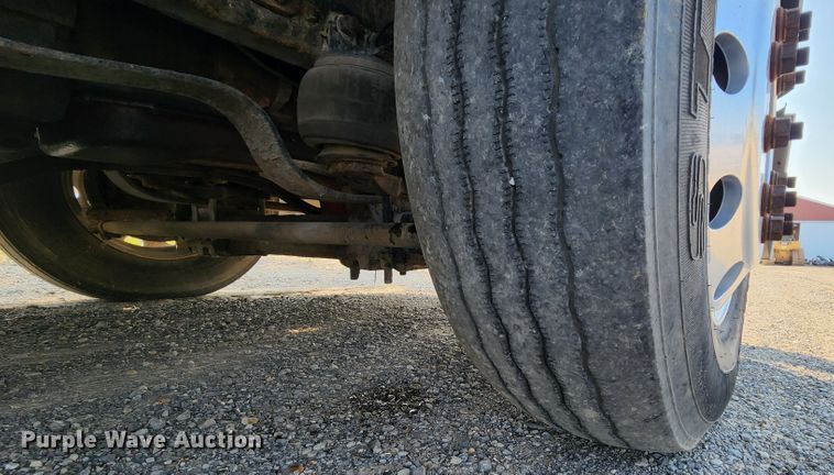 image for item MK9054 2005 Volvo VNL  semi truck