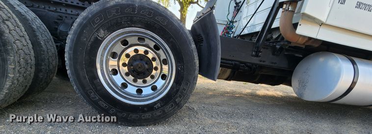 image for item MK9054 2005 Volvo VNL  semi truck