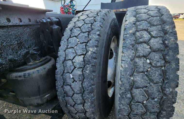 image for item MK9054 2005 Volvo VNL  semi truck