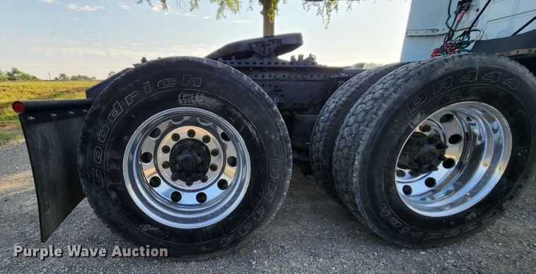 image for item MK9054 2005 Volvo VNL  semi truck