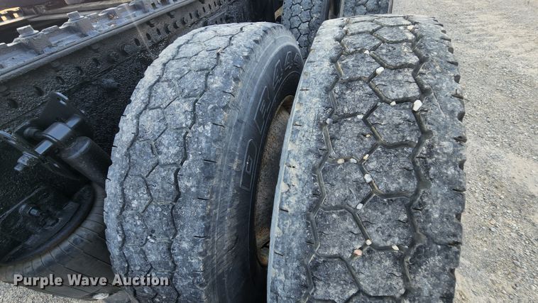 image for item MK9054 2005 Volvo VNL  semi truck