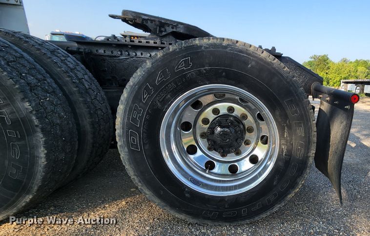 image for item MK9054 2005 Volvo VNL  semi truck