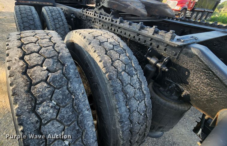 image for item MK9054 2005 Volvo VNL  semi truck