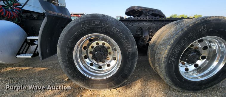 image for item MK9054 2005 Volvo VNL  semi truck