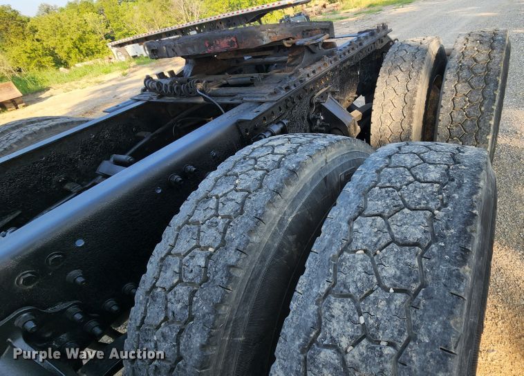 image for item MK9054 2005 Volvo VNL  semi truck