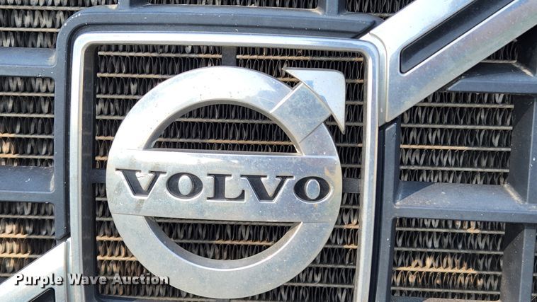 image for item MK9054 2005 Volvo VNL  semi truck