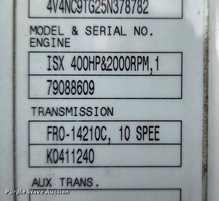 image for item MK9054 2005 Volvo VNL  semi truck