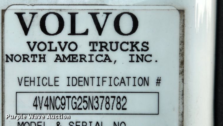 image for item MK9054 2005 Volvo VNL  semi truck