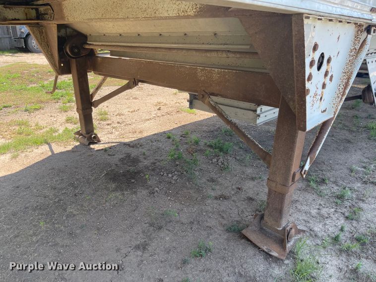 image for item MU9023 1985 Wilson AGH-700  grain trailer