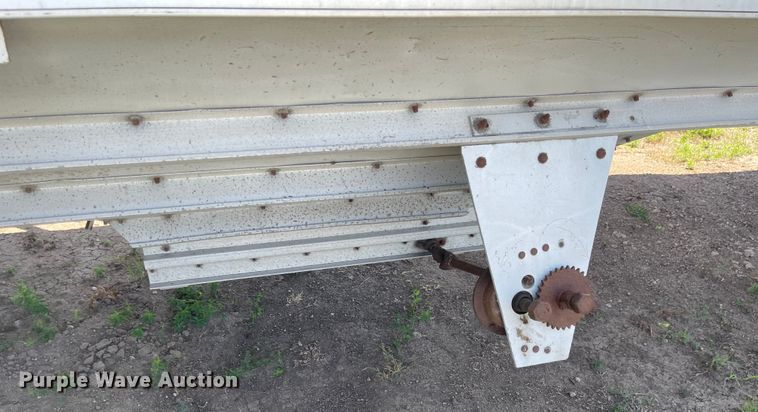 image for item MU9023 1985 Wilson AGH-700  grain trailer