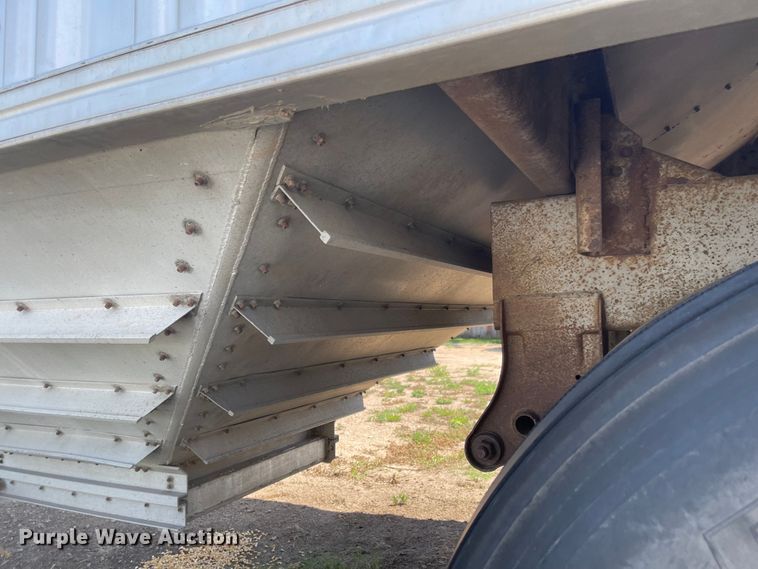 image for item MU9023 1985 Wilson AGH-700  grain trailer