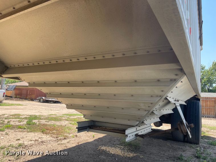image for item MU9023 1985 Wilson AGH-700  grain trailer