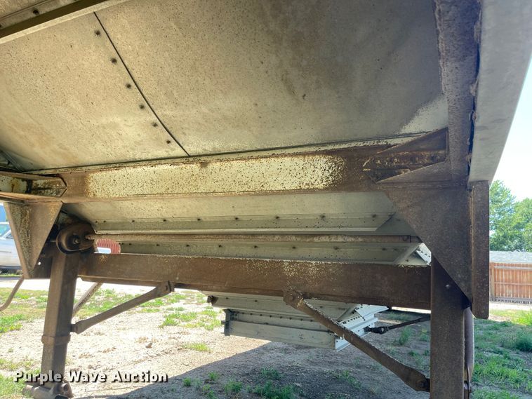 image for item MU9023 1985 Wilson AGH-700  grain trailer