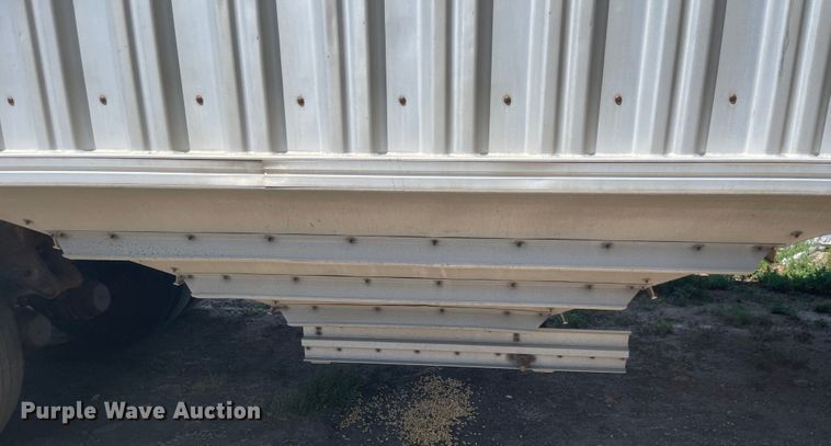 image for item MU9023 1985 Wilson AGH-700  grain trailer