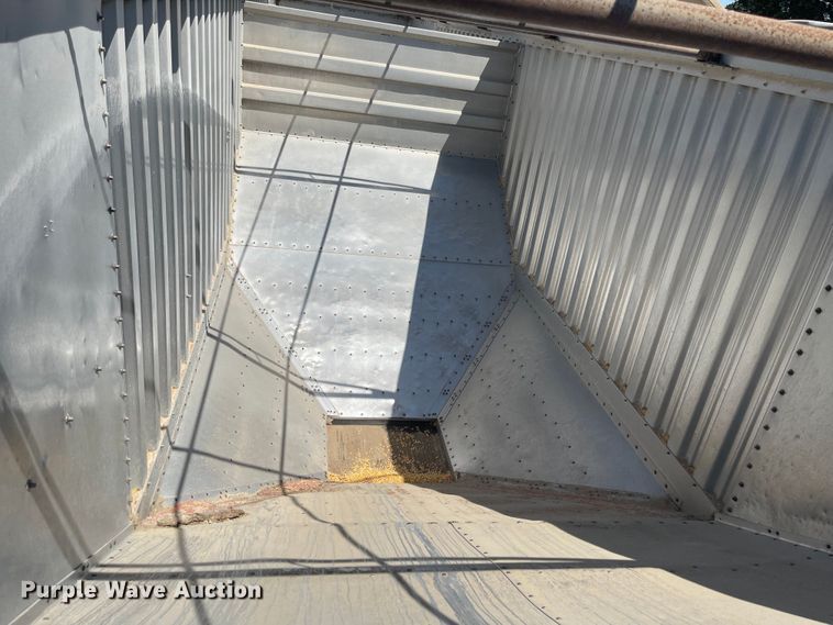 image for item MU9023 1985 Wilson AGH-700  grain trailer