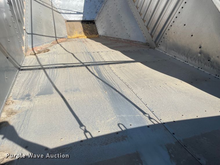 image for item MU9023 1985 Wilson AGH-700  grain trailer