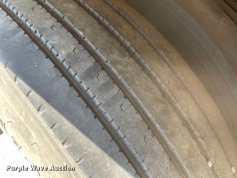 image for item MU9023 1985 Wilson AGH-700  grain trailer