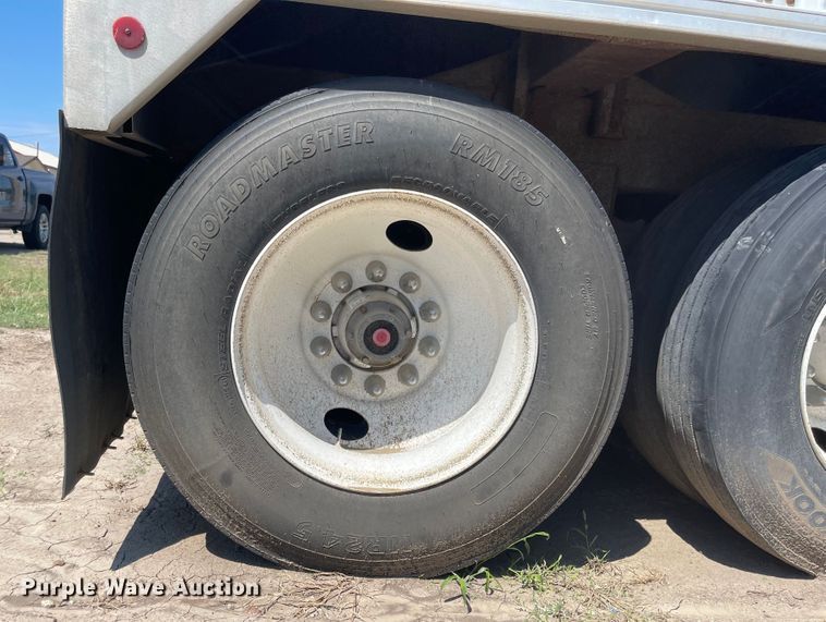 image for item MU9023 1985 Wilson AGH-700  grain trailer