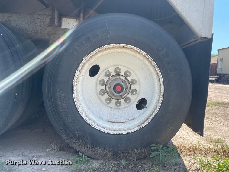 image for item MU9023 1985 Wilson AGH-700  grain trailer