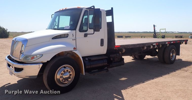 image for item DG2694 2005 International 4300  flatbed truck