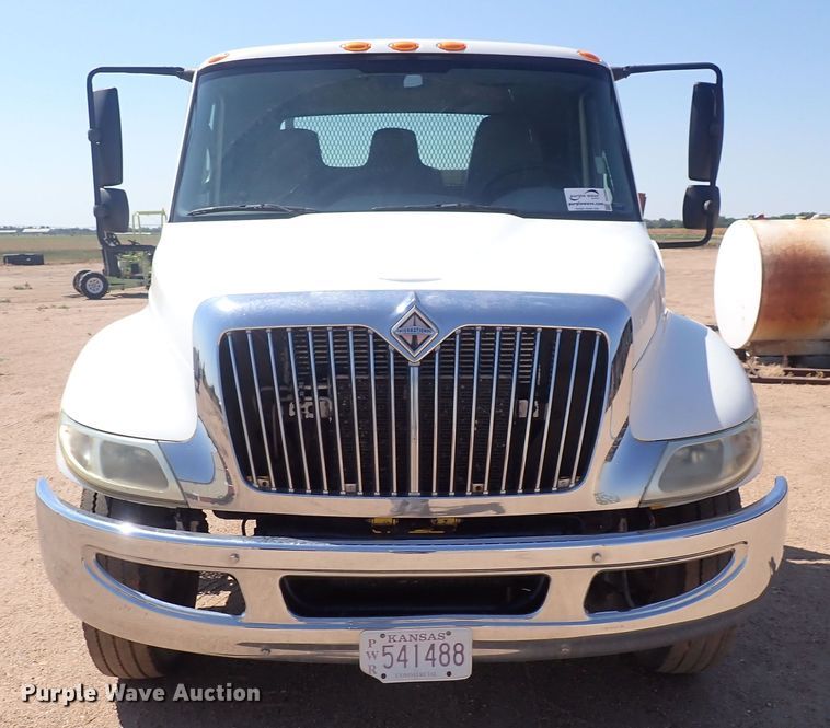 image for item DG2694 2005 International 4300  flatbed truck