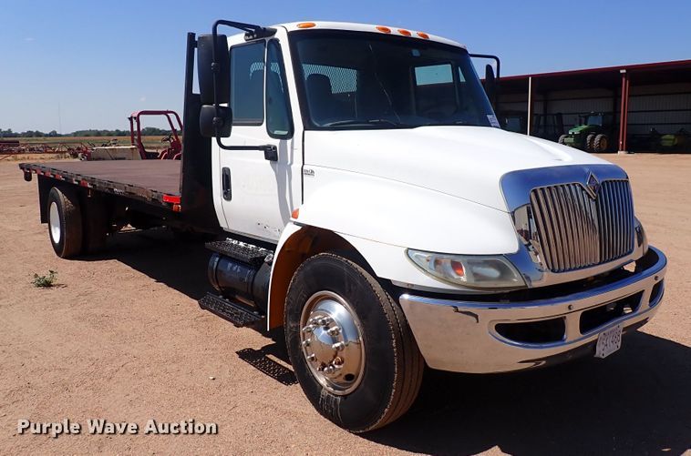 image for item DG2694 2005 International 4300  flatbed truck