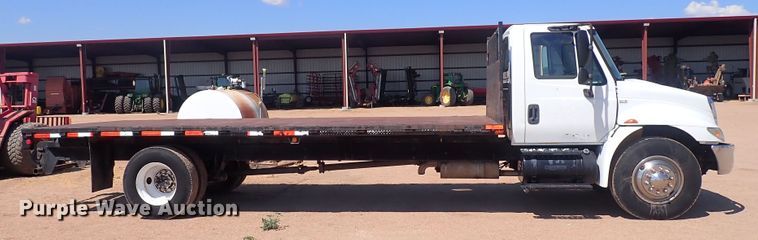 image for item DG2694 2005 International 4300  flatbed truck