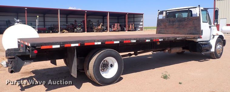 image for item DG2694 2005 International 4300  flatbed truck