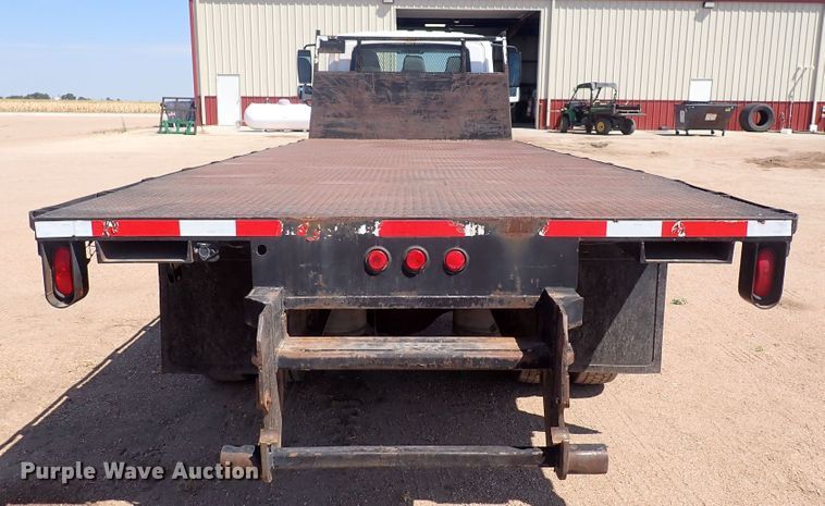 image for item DG2694 2005 International 4300  flatbed truck
