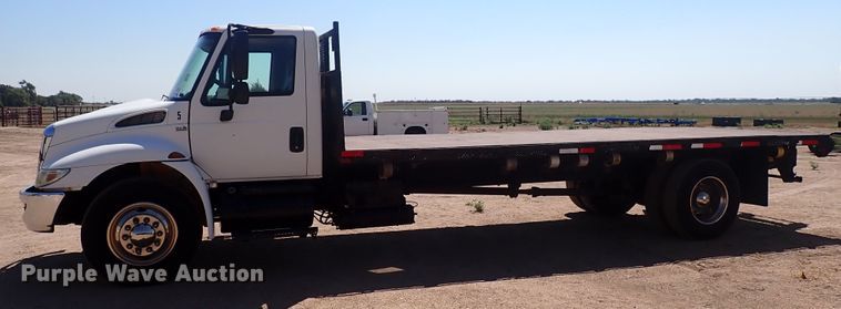 image for item DG2694 2005 International 4300  flatbed truck