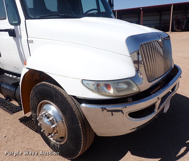 image for item DG2694 2005 International 4300  flatbed truck