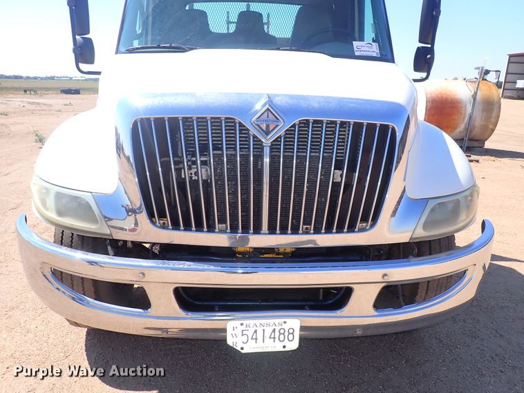 image for item DG2694 2005 International 4300  flatbed truck