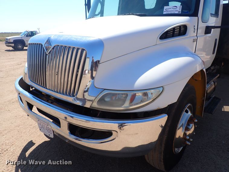 image for item DG2694 2005 International 4300  flatbed truck