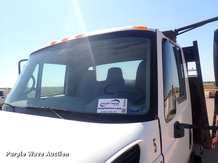 image for item DG2694 2005 International 4300  flatbed truck