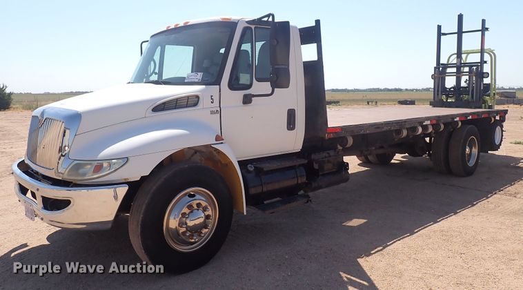image for item DG2694 2005 International 4300  flatbed truck