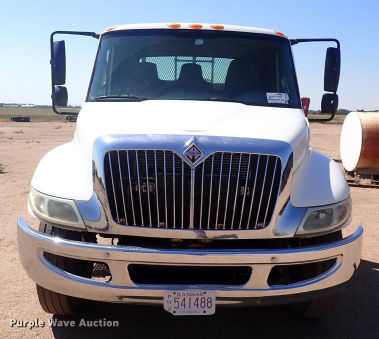 image for item DG2694 2005 International 4300  flatbed truck