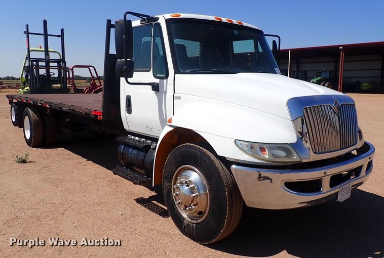 image for item DG2694 2005 International 4300  flatbed truck