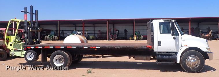 image for item DG2694 2005 International 4300  flatbed truck