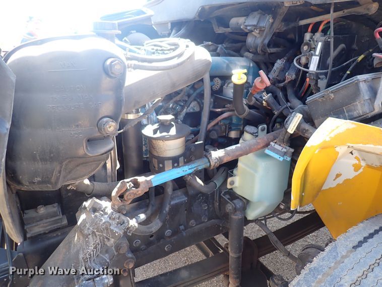 image for item DG2694 2005 International 4300  flatbed truck