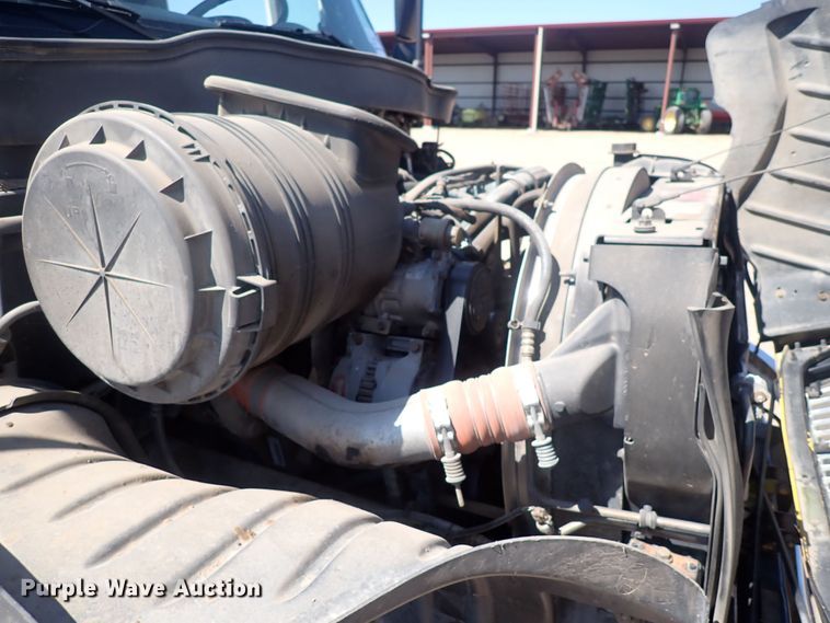 image for item DG2694 2005 International 4300  flatbed truck